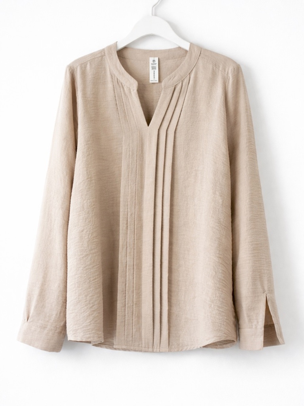 💙$10 item with bundle! 
Amazon Beige Pleated V-Neck Long Sleeve Blouse